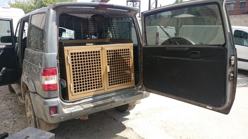 Клетки для перевозки собак в автомобиле