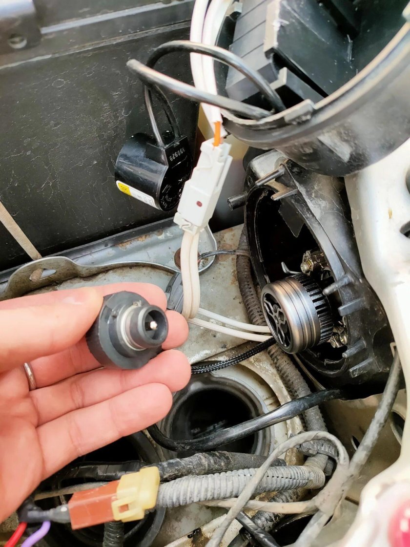 Фишка подключения лампочки ближнего света Colt