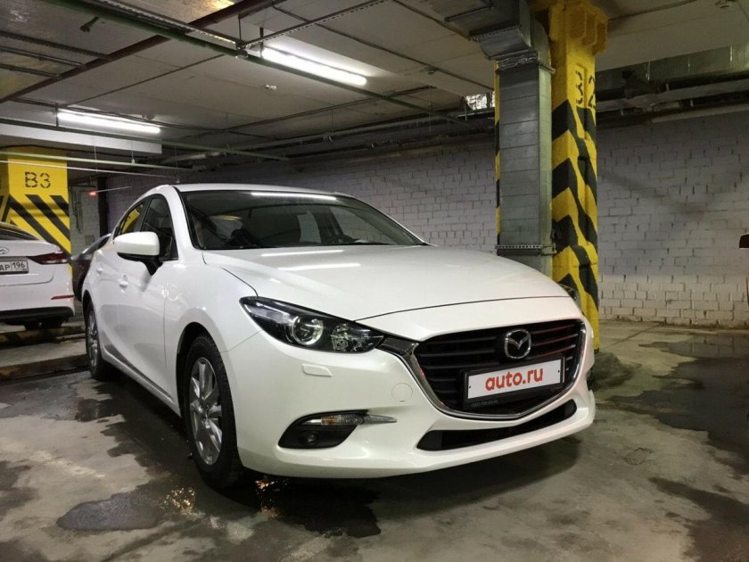 Мазда 3 2018 на белом