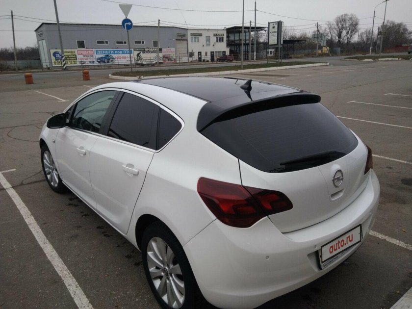 Опель Астра j белая с черной крышей