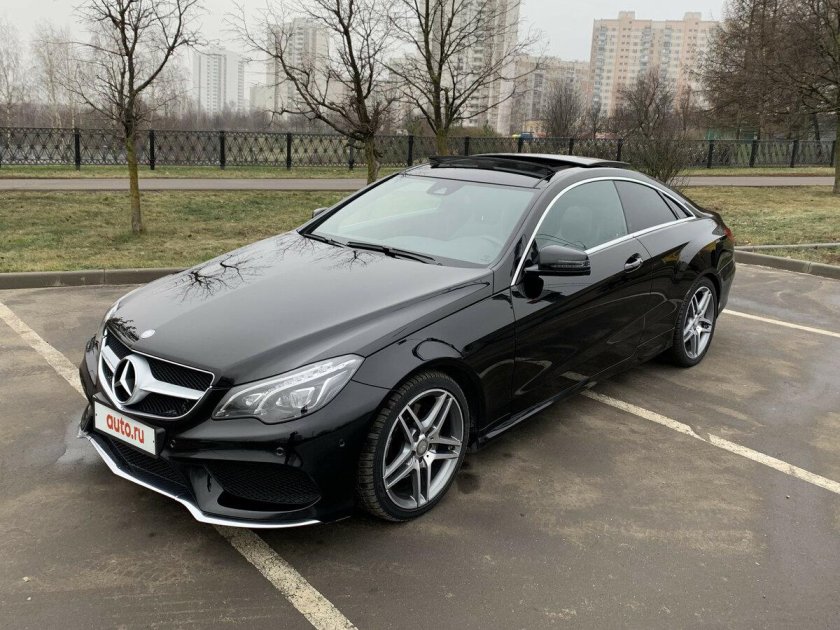 Мерседес е купе черный осенью
