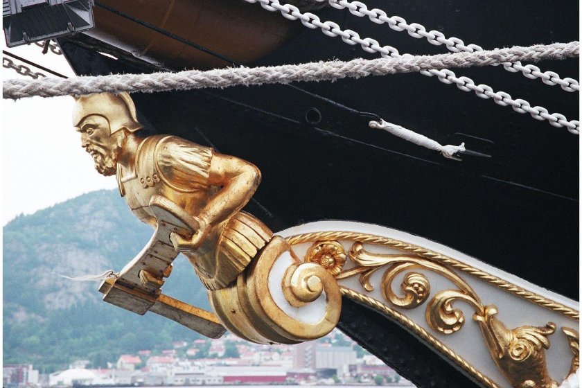 Гальюнная фигура пиратского корабля