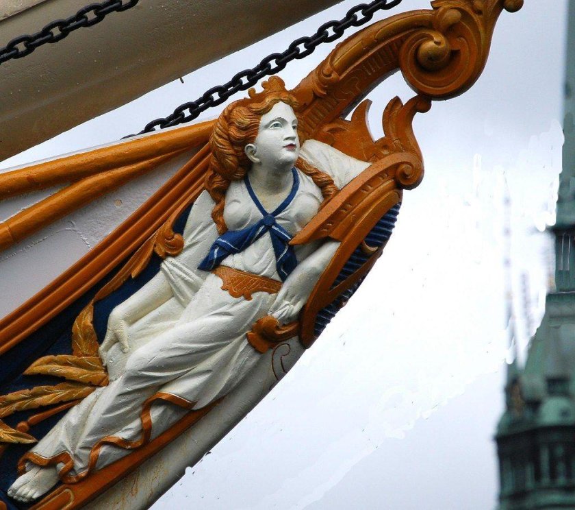 Гальюнная статуя