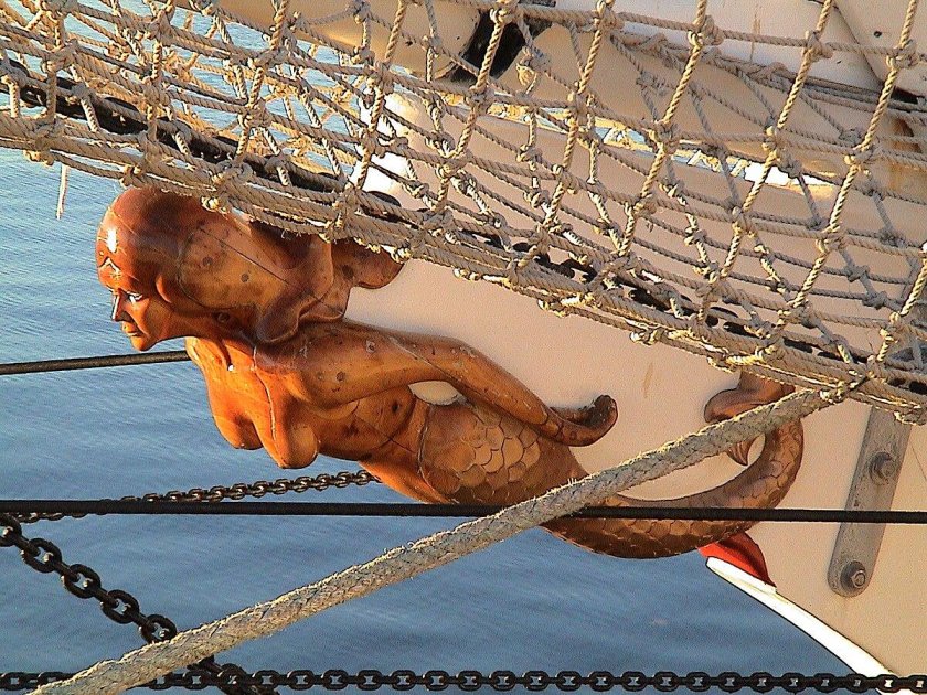 Гальюнная фигура на носу корабля