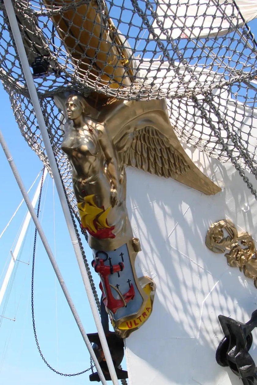 Украшения на носу корабля