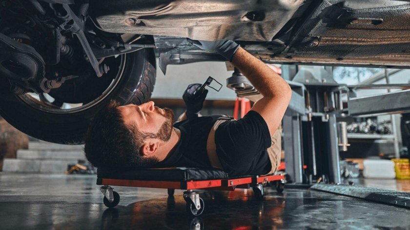 Механик под машиной