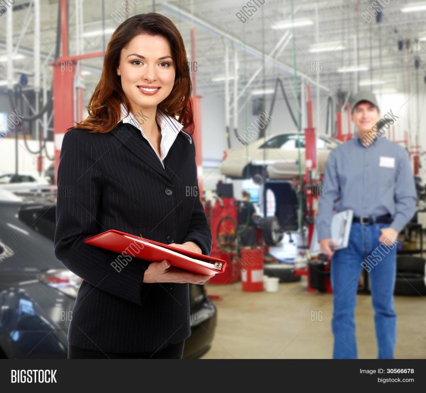 Девушка менеджер в автосалоне