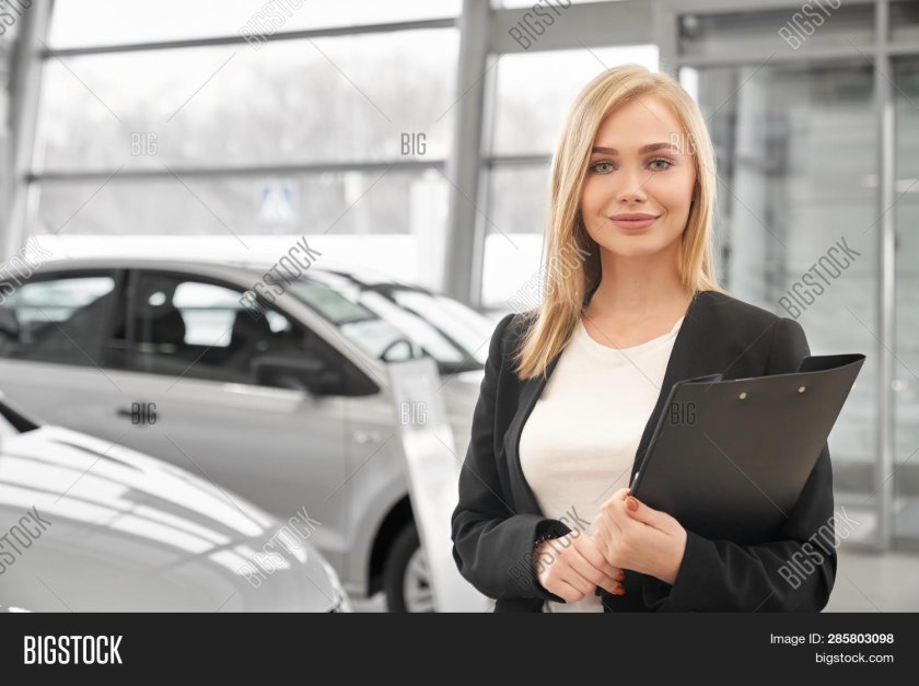 Женщина в автосалоне
