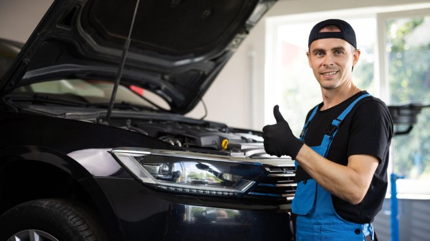 Работник автосервиса