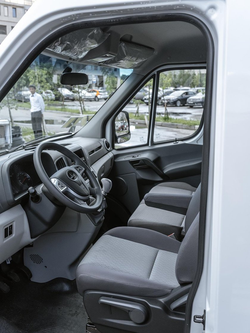 Проход из кабины в фургон