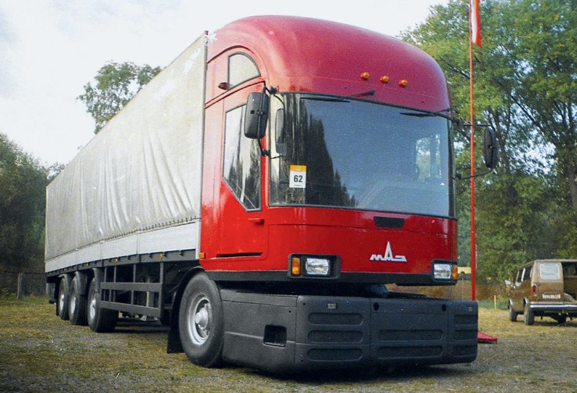 Тягач МАЗ 2000