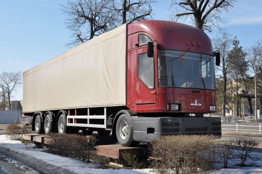 Грузовик МАЗ 2000