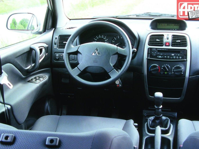 Mitsubishi Space Star 2003 салон