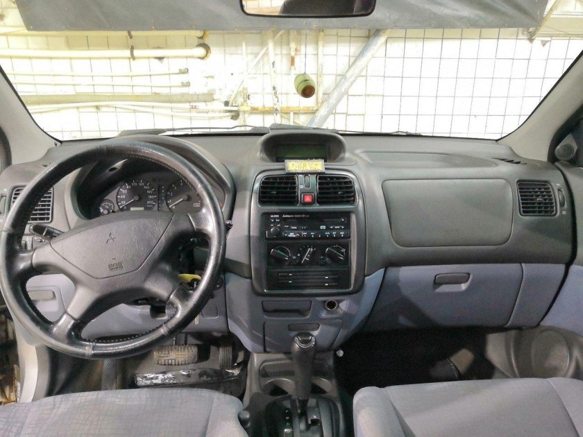 Митсубиси Спейс Стар 2000 салон