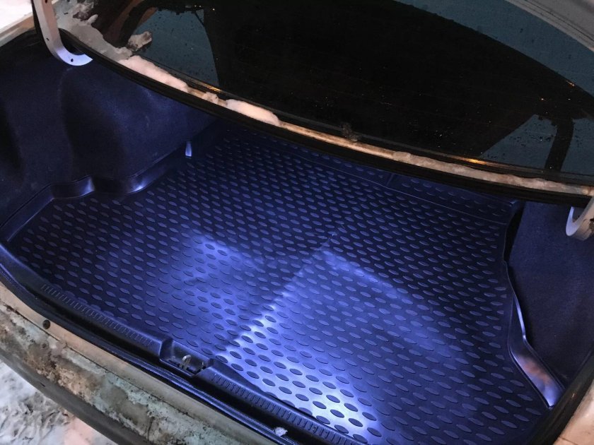 Коврик багажника Mazda 323bj