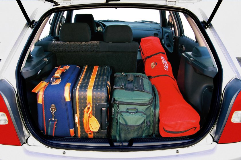 323f 2000 Mazda багажник