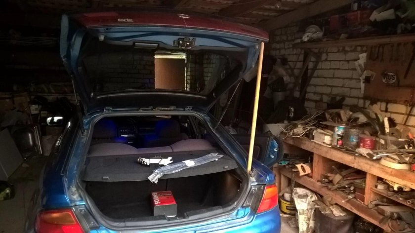 Mazda 323 f 1993 упоры багажника