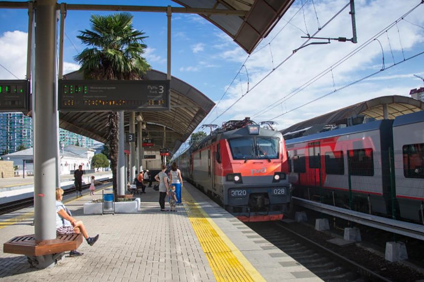 Перрон вокзала Сочи