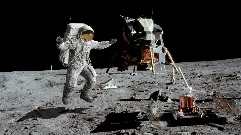 Прыжок астронавта на Луне