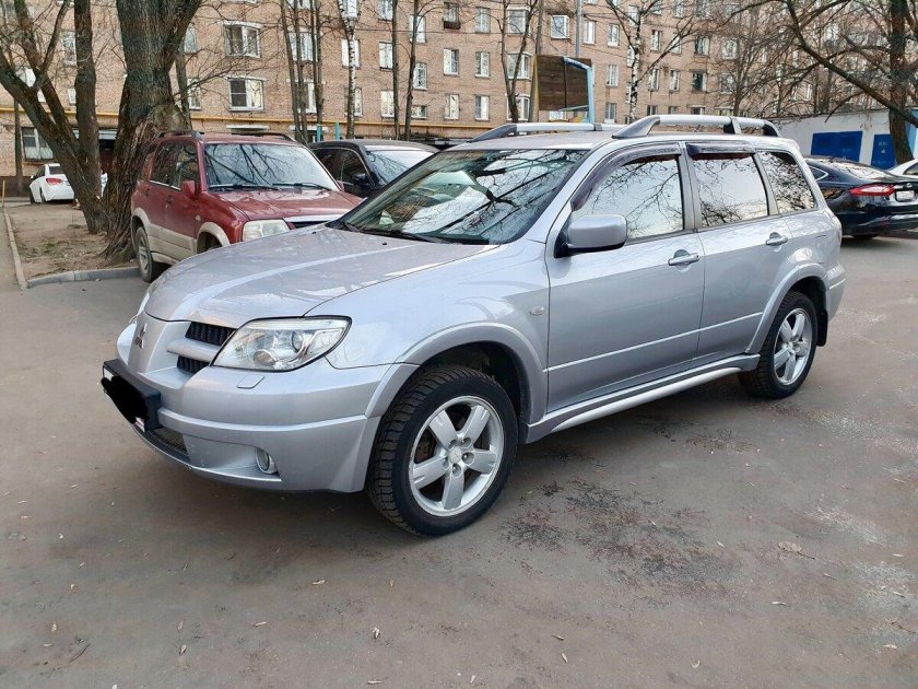 Митсубиси Аутлендер 1 серебристый
