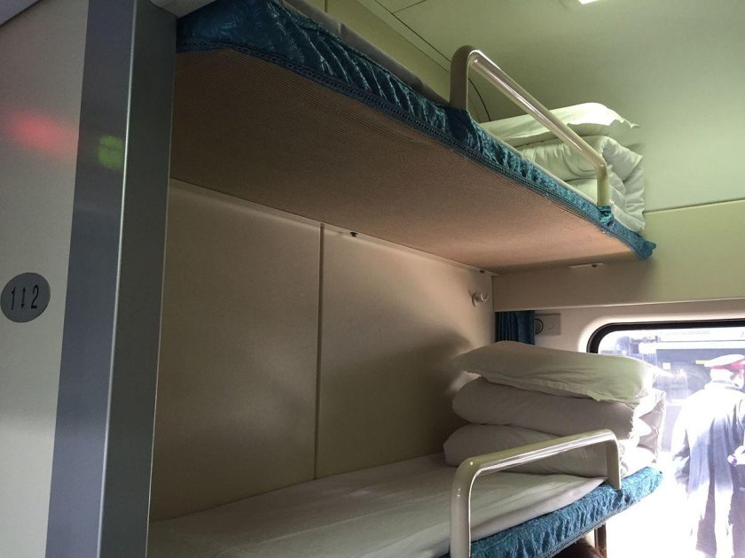 Верхняя койка в поезде