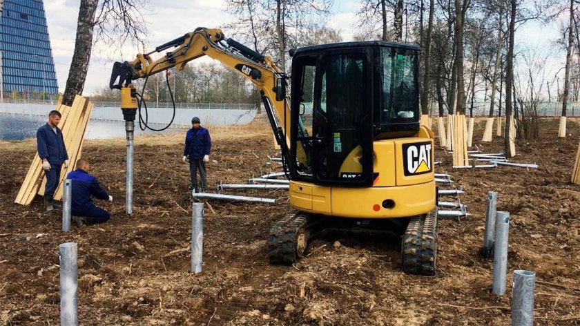 Трактор JCB установщик винтовых свай