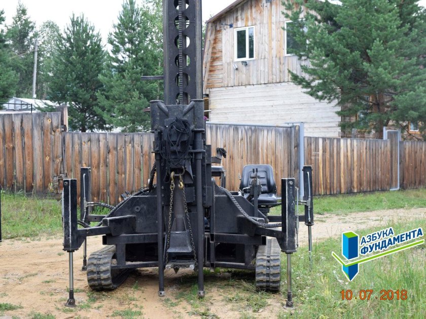 Бурильно-сваебойная машина