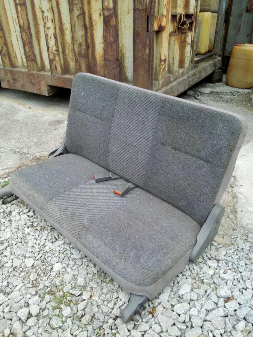 Третий ряд сидений Ниссан Мистраль