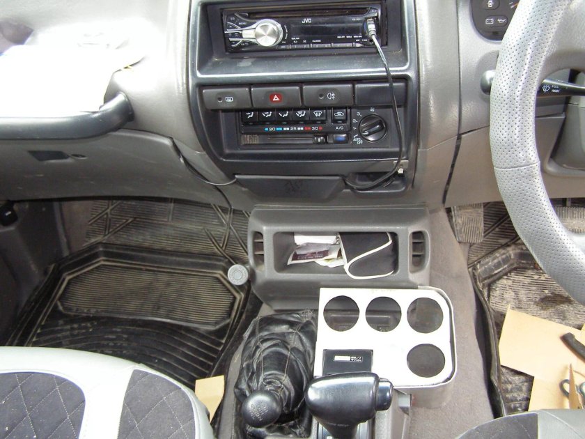 Дополнительные приборы на Ниссан np300