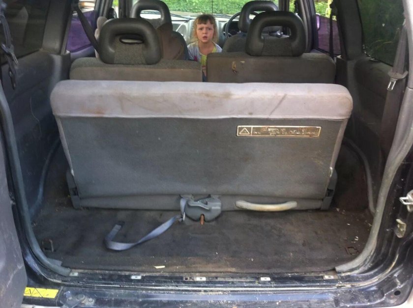 Третий ряд сидений Ниссан Мистраль