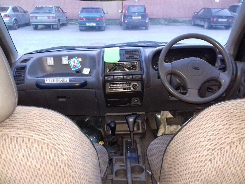 Ниссан Мистраль 1995 салон