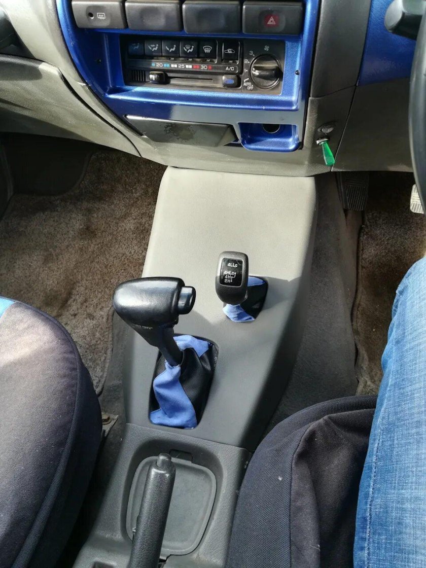 Ниссан Мистраль 1995 салон