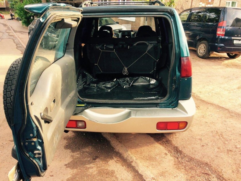 Ниссан Мистраль гниет под задними сиденьями