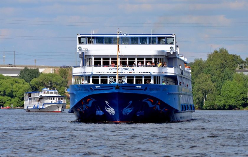 Теплоход Лебединое озеро