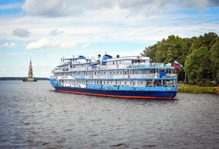 Теплоход Александр Бенуа