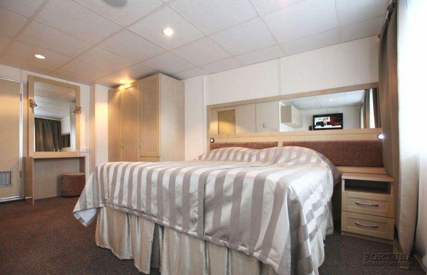 Теплоход Петр Чайковский