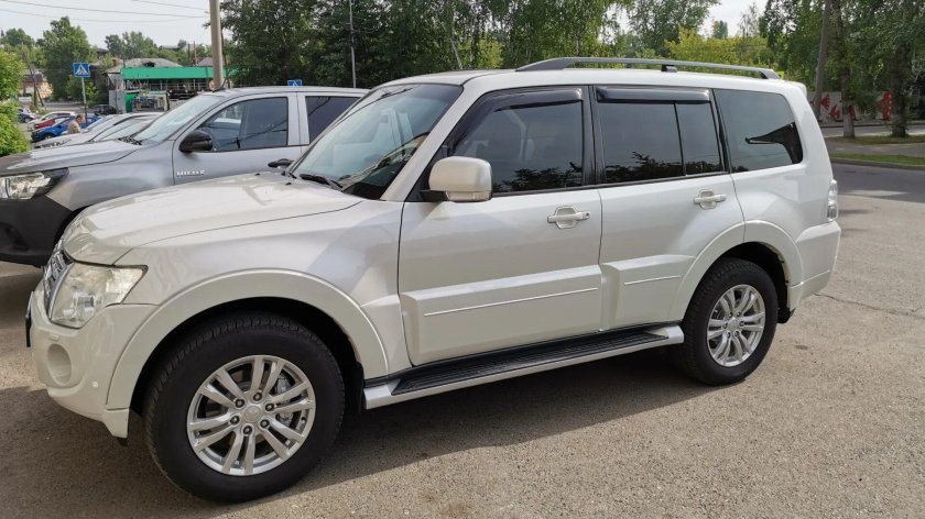 Pajero 4 белый