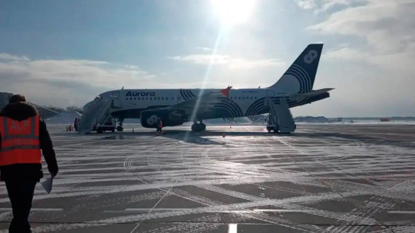 Самолет и аэропорт