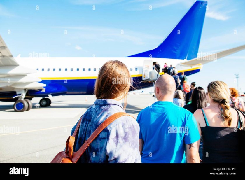 Люди поднимаются в самолет