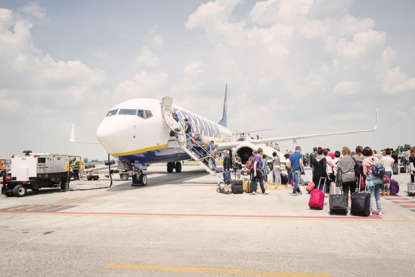 Посадка людей в самолет