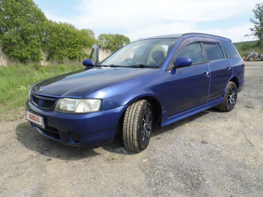 Темно синий Ниссан вингроуд