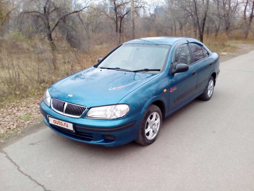 Синий Ниссан Санни 2000