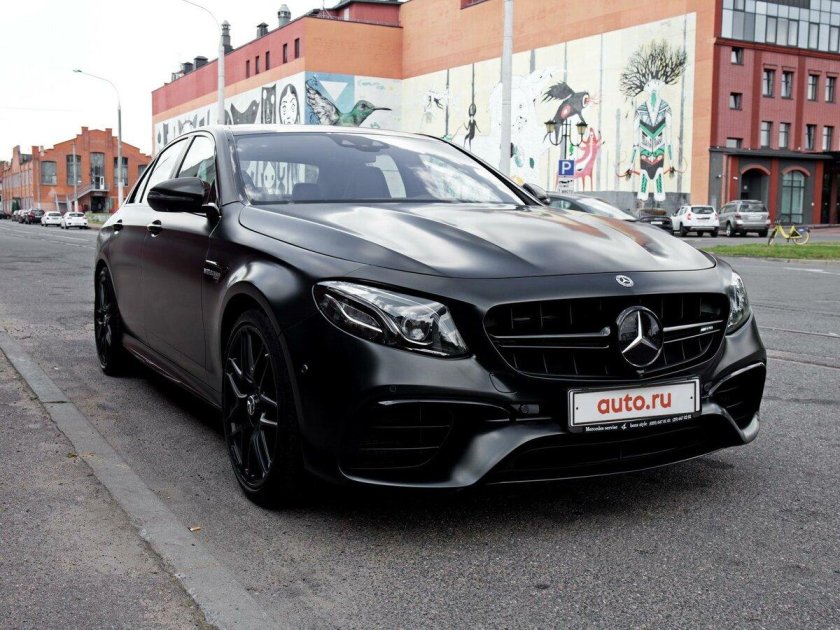 Автомобиль Мерседес Бенц новый черного цвета