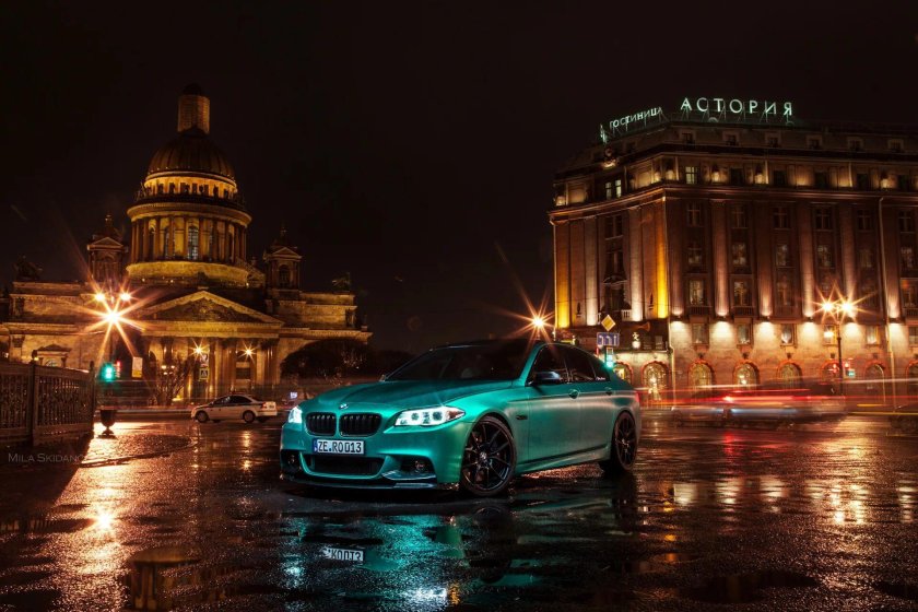 Машина на фоне Питера