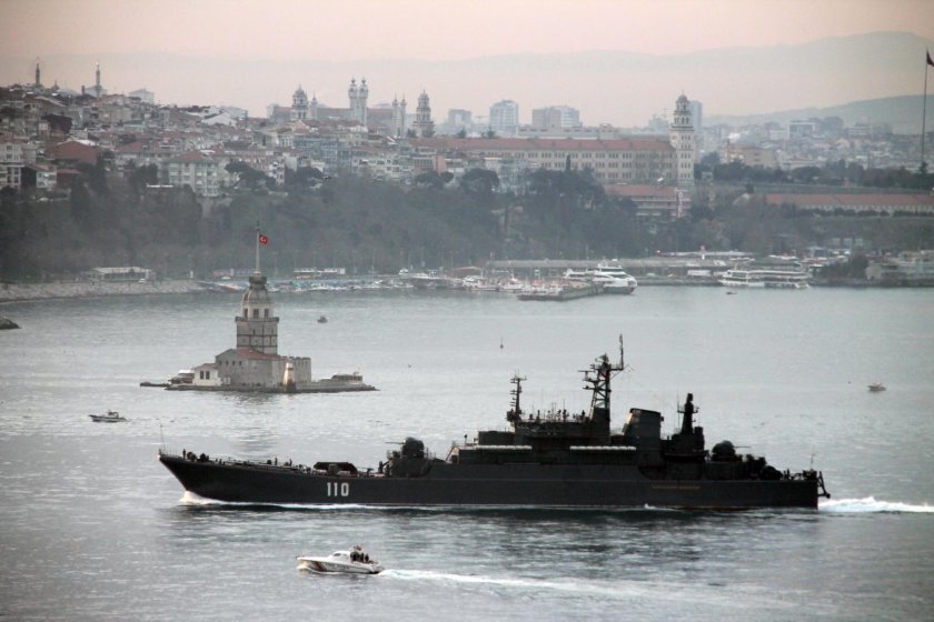 Военные корабли в Босфоре