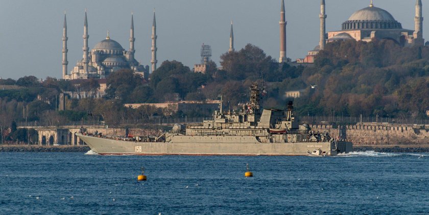 Военные корабли в Босфоре