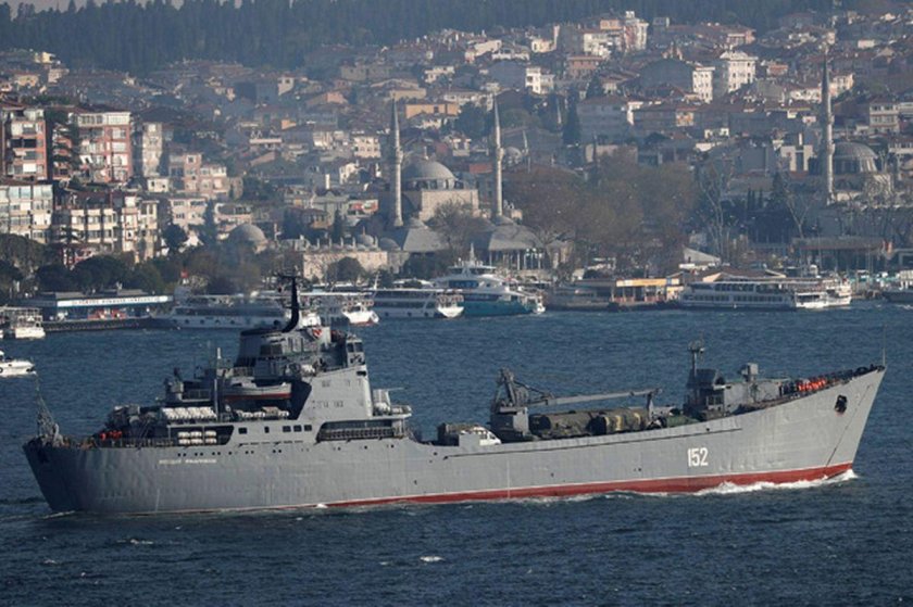 Военные корабли в Босфоре