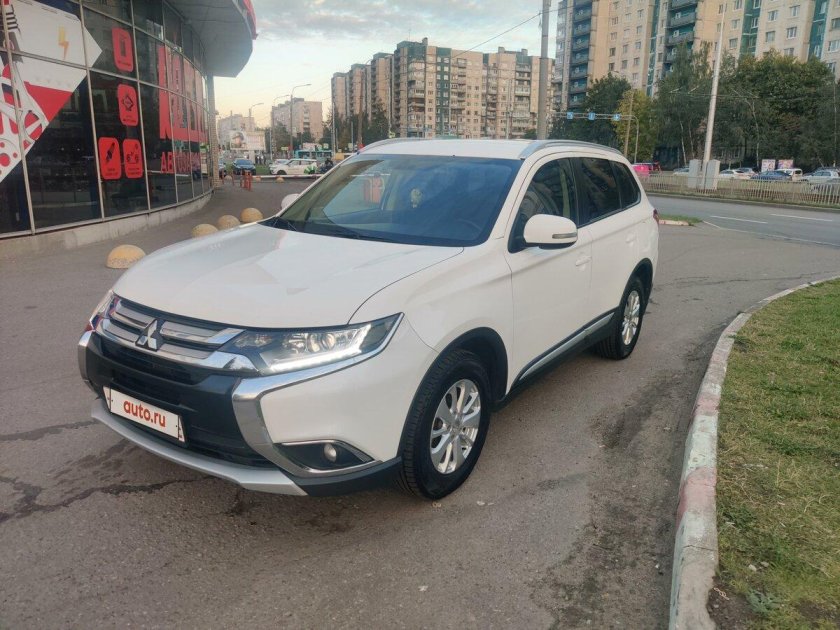 Mitsubishi Outlander 2016 White