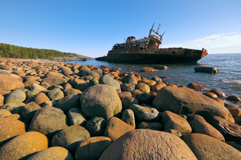 Судно на острове Гогланд
