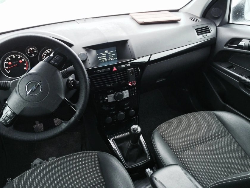 Опель Астра черный салон